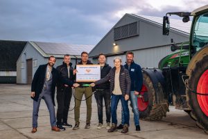 Wethouder feliciteerd oprichters energiecoöperatie Energiepolder.